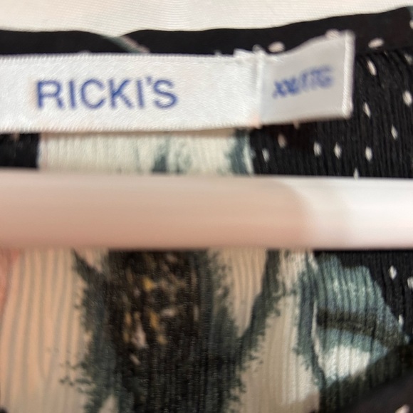 Ricki's Black and Pink Floral Blouse with stretch- nice bell sleeves / neckline - Picture 6 of 8